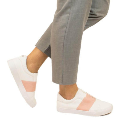 deportiva blanca con detalle rosa