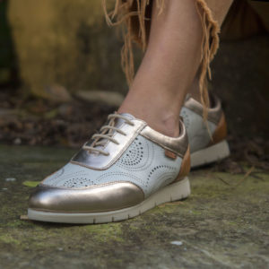 deportiva de piel mujer grabada